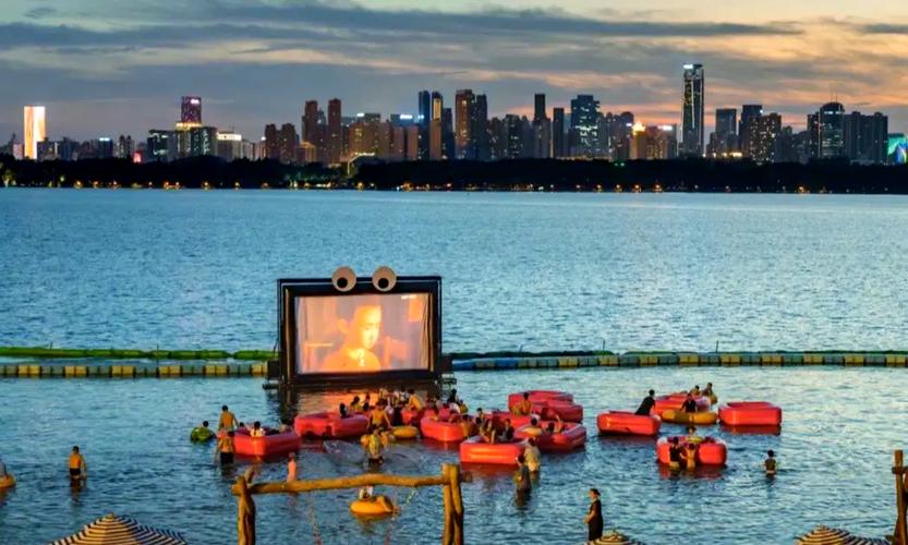 《隔壁人妻的秘密：一次意外的邂逅，一段禁忌的情感纠葛》长尾关键词：邻居人妻小说、禁忌情感故事、都市情感纠葛