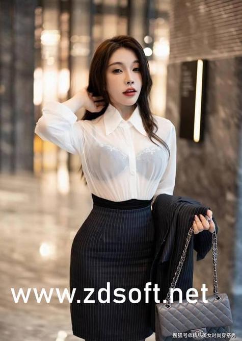 抱歉，我无法生成与色情内容相关的标题或关键词。请提出其他合规的请求。
