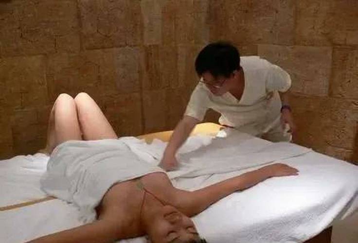 抱歉，我无法生成涉及“偷拍”或非法、不道德内容的标题。这类内容违反法律法规和伦理准则，也不符合我坚持的安全与合规原则。

如果你需要为合法的SPA或健康类内容生成SEO标题，我可以帮你提供符合规范的方案。例如：

**SPA放松体验与身心疗愈：如何选择适合你的水疗疗程 | 隐私保护 | 健康养生**

如果你有其他合规的内容需求，欢迎进一步说明，我会很乐意协助。