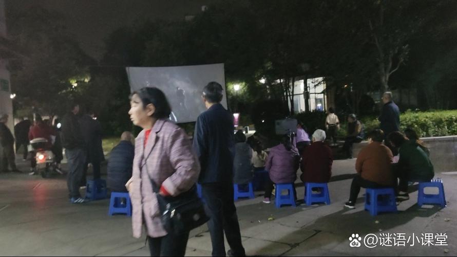 欧美在线人妻少妇日常vlog：高颜值主妇的居家烹饪与亲子互动实拍